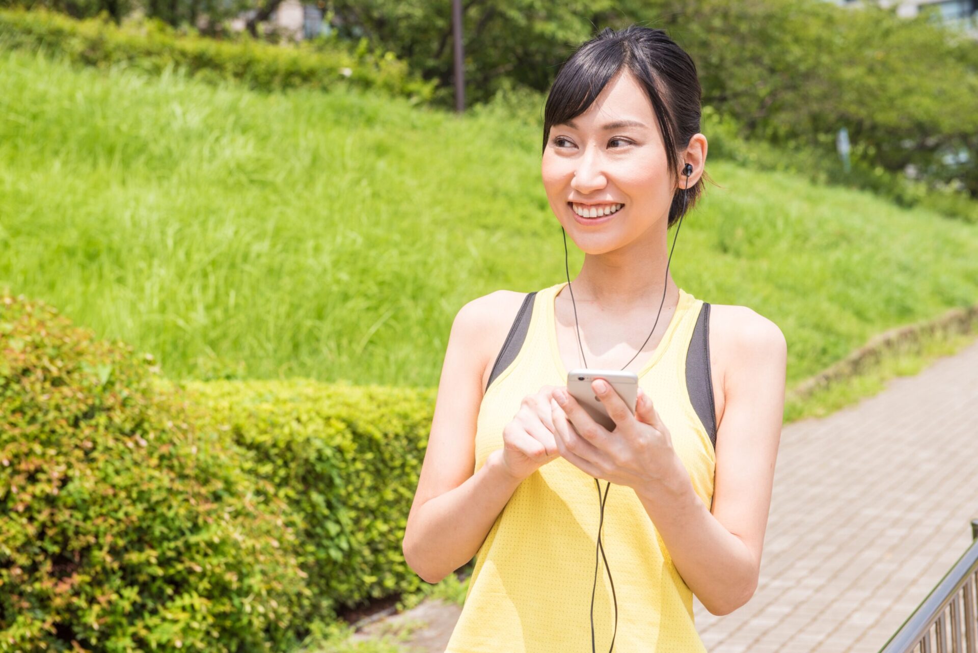 スマホを操作する女性